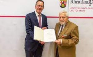 Minister Ebling zeichnet Horst Schöttler mit Verdienstkreuz aus