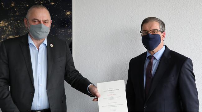 BSI-Vizepräsident Dr. Gerhard Schabhüser (links) übergibt Herrn...