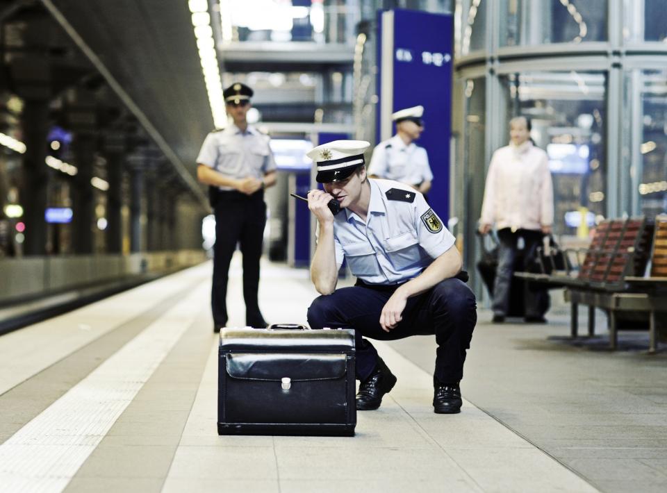 Die Bundespolizei überprüft einen herrenlosen Koffer.