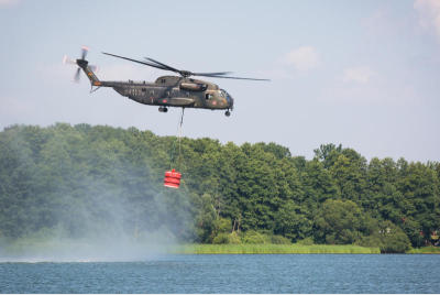 Transporthubschrauber CH-53 befüllt den 5000 Liter Wasserbehälter Smokey für...