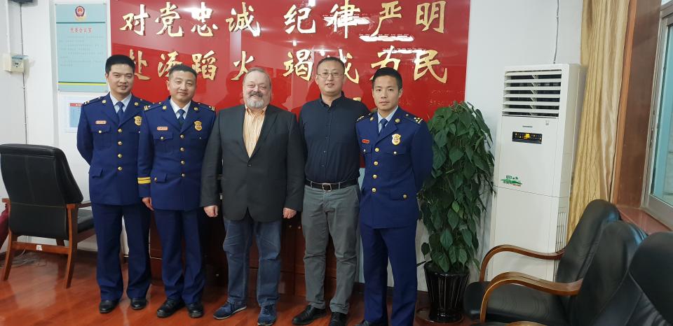 Die Vertragsunterzeichnung für einen Brandhausbau in der Provinz Jiangxi in...