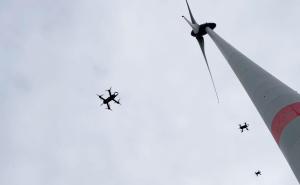 Mit ei­nem Droh­nen­schwarm – DLR misst Strö­mungsphä­no­me­ne an Wind­an­lagen