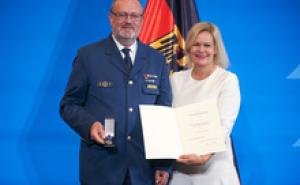 Fluthilfe-Medaille 2021: THW-Einsatzkräfte feierlich geehrt