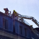 Mit Drehleitern auf dem Dach im Einsatz