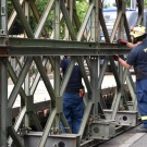 Einzelteile der Bailey-Brücke wurden verschraubt.