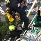 Die ersten Besucher werden von den Höhenrettern der Feuerwehr Siegen zum Boden...