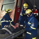 Rettung verletzter Personen aus einem verunglückten Zug