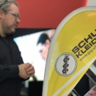 Gelbe Fahne mit Firmenlogo von einem PSA Hersteller; Copyright: Beta-Web GmbH