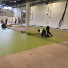 Verlegen von 11.000 m² Linoleum-­Fußboden.