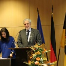 EU-Kommissar bekommt Ehrenabzeichen verliehen.