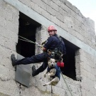 In hohen Gebäuden sind die Rettungshunde auch mit von der Partie.