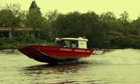 Feuerwehr Frankfurt im Einsatz mit Rettungsschnellboot