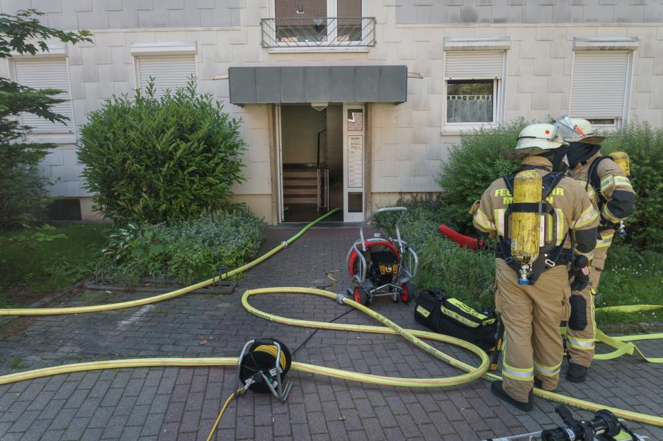 Bei einem Kellerbrand in einem Mehrfamilienhaus war die Feuerwehr Menden im...