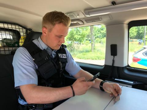 Führerschein mit Smartphone scannen erleichtert die Arbeit für die Polizei.