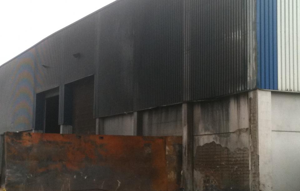 Eine Lagerhalle nach einem Großbrand