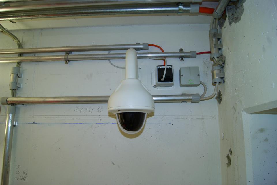 Steckernetzteil einer Kamera in Schuko-Steckdose im ungeschützten...