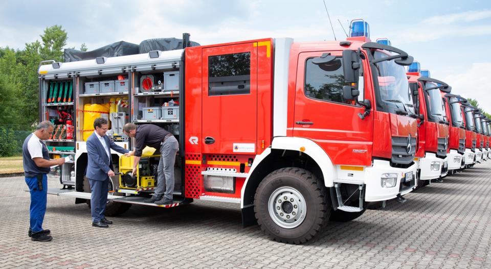 Übergabe der ersten Fahrzeuge an die Feuerwehren