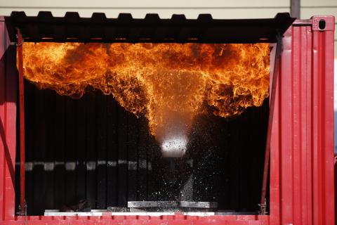 Ein Brand wird auf dem Messegelände simuliert.