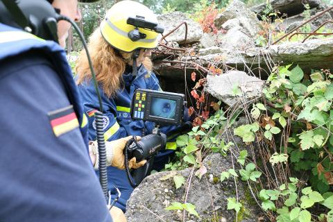 Searchcam wird eingesetzt um einen Einblick in Trümmerstrukturen zu bekommen.