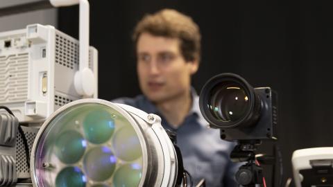 Kamera und Beleuchtungseinheit werden im DLR-Institut umfangreich getestet.