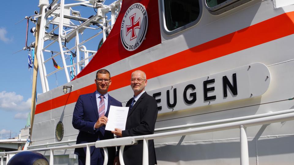 Kapitän Udo Helge Fox und Dr. Dennis Göge auf einem Schiff.