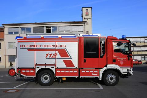 Bild: Einsatzfahrzeug LF10 für die Feuerwehr Regensburg; Copyright: ALbert...