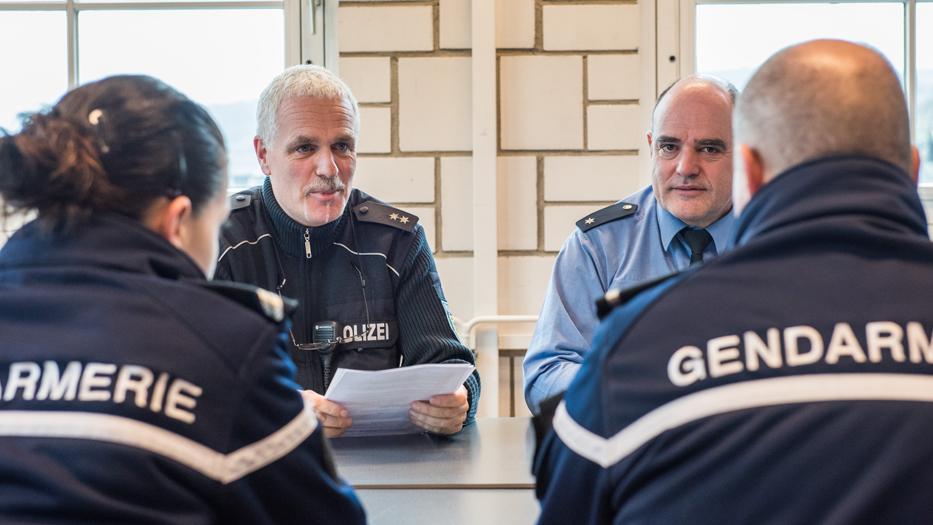 Bild: Deutsche und französische Polizisten tauschen sich aus; Copyright:...