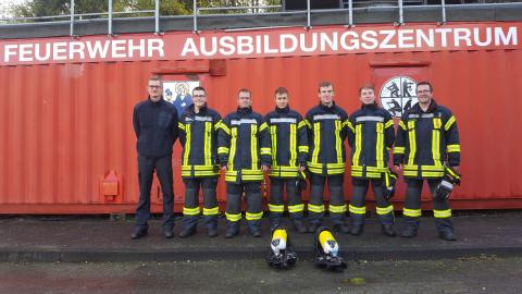 Die neuen Atemschutzgeräteträger der Gemeinde Kirchhundem mit Lehrgangsleiter...