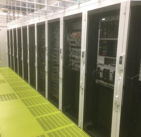 Racks in einem Datacenter mit Klimatisierung aus dem Boden.