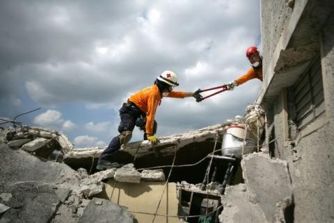 Nach dem Erdbeben auf Haiti 2010: Rotkreuz-Helfer in den Trümmern