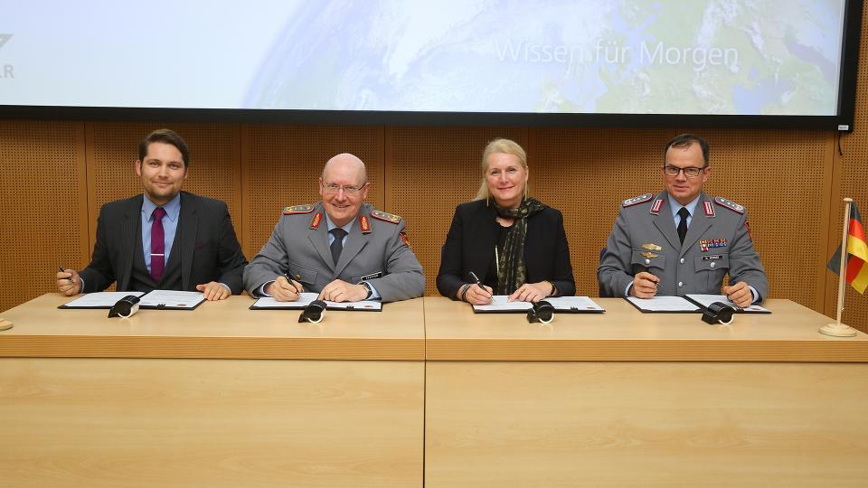 Unterzeichnung  des Kooperationsvertrages zwischen DLR und der Bundeswehr