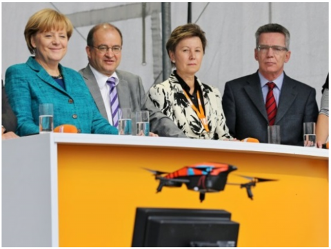 Scherzhafter Drohnenangriff bei einer Wahlkampfveranstaltung in Dresden 2013
