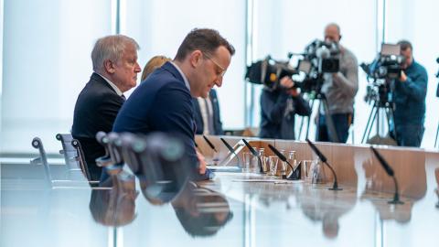 Bundesinnenminister Seehofer und Bundesgesundheitsminister Spahn sitzen...