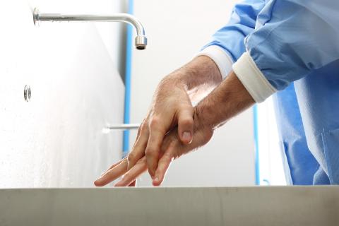 Hände gründlich waschen