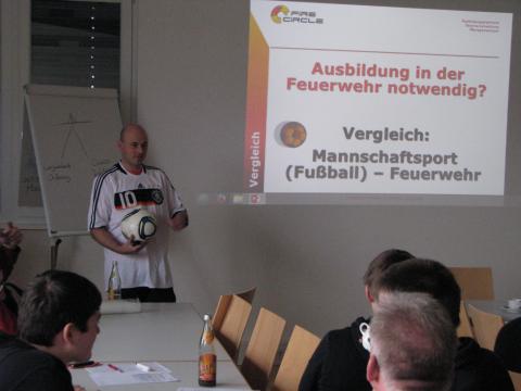 Vergleich von Fußball und Feuerwehr im Vortrag