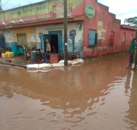 Nach schweren Regenfällen sind Straßen überflutet, Häuser stehen unter...