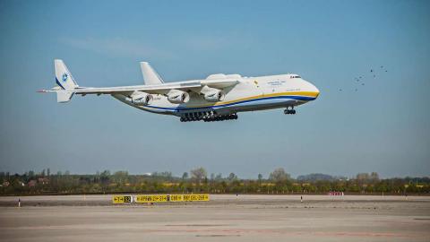 Die Antonow-225 mit Schutzausrüstung aus China im Landeanflug auf den...