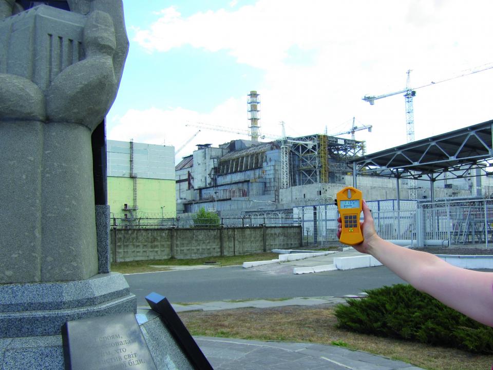Statisch gesichert aus 200m Entfernung ist der alte Sarkophag um Reaktor 4.