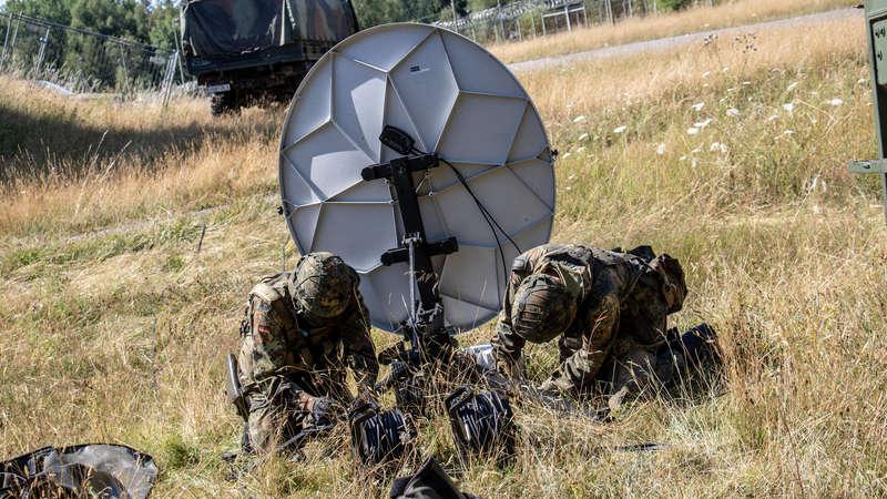 IT-Soldaten der Bundeswehr benutzen Satellitenkommunikationstechnik.