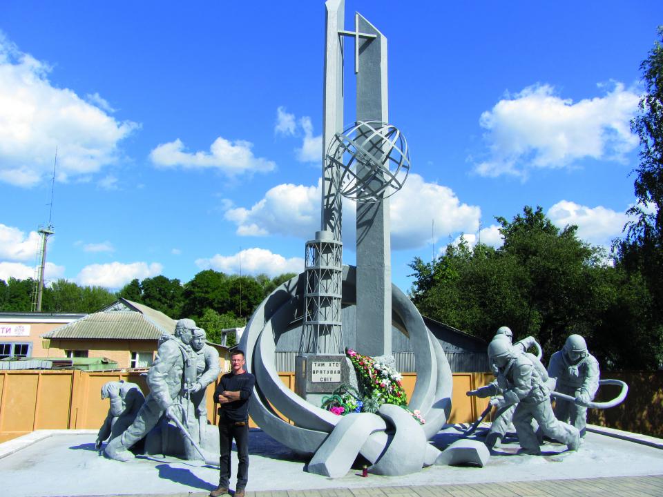 Monument vor der Feuerwache der Ortschaft Tschernobyl nach 9/11.