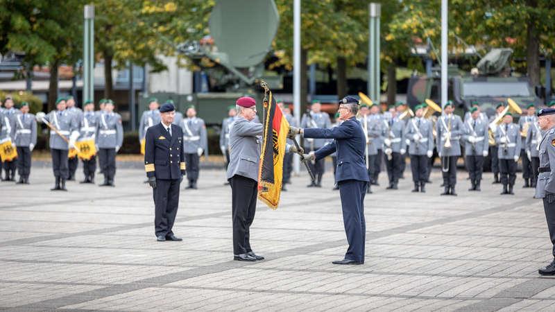 Übergabe Truppenfahne bei der Bundeswehr