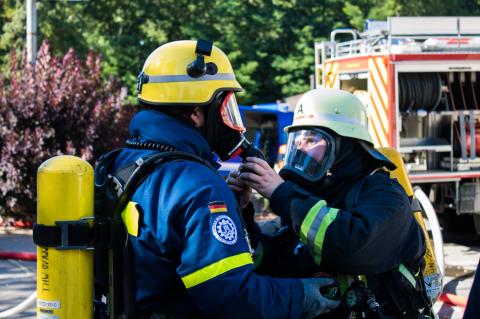 Zusammenarbeit der Feuerwehr und des THWs bei Brandeinsätzen.