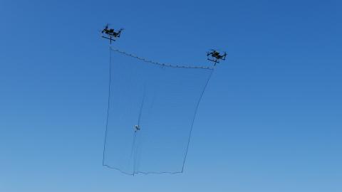 Zwei Abfangdrohnen haben eine Drohne im Netz gefangen.
