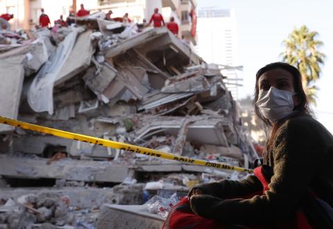 Nach einem Erdbeben werden verschüttete in den Trümmern gesucht.