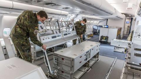Training an neuester Technik: Ein Patiententransporteinheit wird in den Airbus...