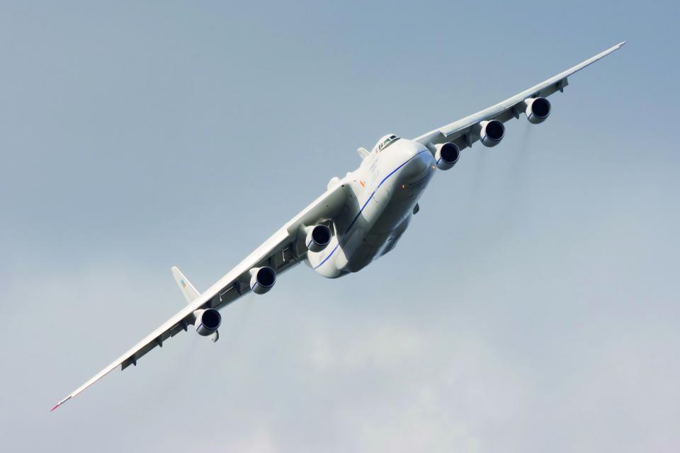 Im Einsatz für das Unternehmen ist das größte Flugzeug der Welt, die Antonow...