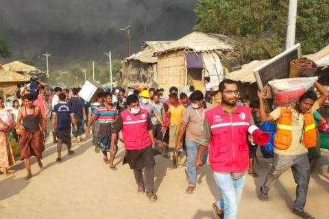 Menschen im Flüchtlingslager Kutupalong in Coxs Bazar fliehen vor den Flammen.