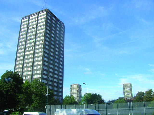 Der Grenfell Tower 2009, bevor die neue Fassade angebracht wurde.
