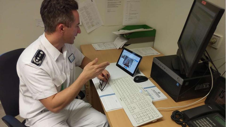 Oberfeldarzt Dr. David Back während der Videosprechstunde mit einem Patienten.