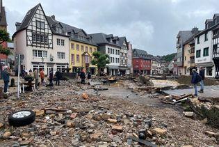 Blick in eine Straße in Bad Münstereifel nach schweren Regenfällen und dem...
